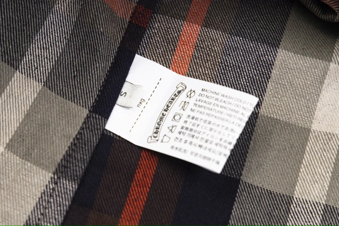 🅿️260 Chrome Hearts classic cashew flower cross all-over printed jacquard long-sleeved top couple casual shirt 1️⃣Customized original jacquard fabric, high-quality pure cotton jacquard plaid fabric, soft and comfortable to the touch, a very high-quality fabric! 2️⃣The details of the workmanship are perfectly controlled. The lining is made of vest hemming, and the cuffs are made of double cross leather labels. It is different from the ordinary version. The collar is also designed with interlining, which shows high-end fashion and personality. The style is fashionable, simple and elegant, and it is a very versatile jacket! 4⃣️Complete accessories, all customized with original versions! Same style for men and women Color: cashew red Size: S, M, L, XL